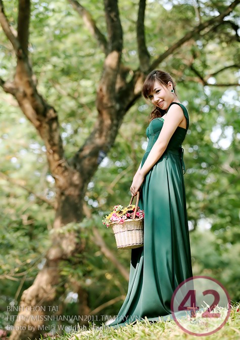 Cùng ngắm Hoa khôi bình chọn qua mạng Hoàng Thùy Linh xinh đẹp, rạng rỡ trong váy dạ hội tạo dáng bên Công viên Thủ lệ